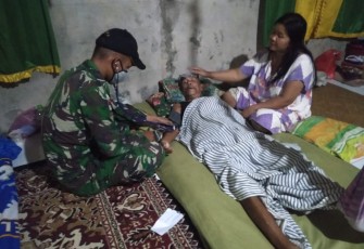 Satgas Pamtas Yonif 407/PK memberikan pelayanan kesehatan kepada warga Dusun Seriang Hilir, Desa Seriang, Kec. Badau, Kab. Kapuas Hulu, Kalimantan Barat, untuk membantu memeriksa kondisi kesehatan warga yang mengalami struk ringan. Rabu (05/04/2021).