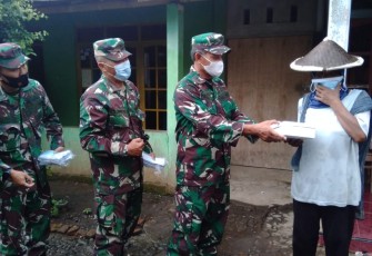 Kabagum Rindam IV/Diponegoro Letkol Arm Ahen Hermanto di dampingi Kasiter Mayor Inf Bambang Supriyadi dan Kaurpuanter Kapten Inf Kaswan membagikan nasi kotak dan masker kepada masyarakat di daerah tempat latihan Rindam IV/Diponegoro (Rabu 5/5/2021).