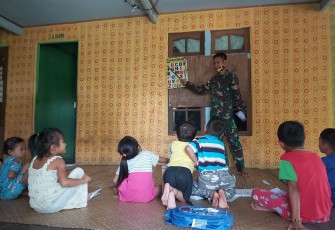 Personil Pos Klawik Satgas Pamtas RI-MLY Yonif 407/PK memberikan bimbingan belajar bagi anak-anak sekolah dasar (SD) di Dusun Keluin, Desa Mensiau, Kecamatan Batang Lupar, Kabupaten Kapuas Hulu, Kalbar. Kamis (06/05/2021).