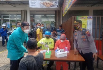 KasiHumas Polres Kendal dampingi petugas kesehatan  rapidtest pemudik di pos exit tol Weleri