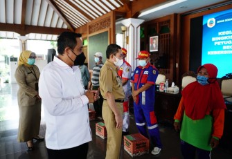 Bupati didampingi Wabup serahkan bingkisan lebaran
