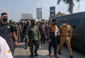 Pangdam III/Siliwangi Mayjen TNI Nugroho Budi Wiryanto, tinjau Penyekatan Peniadaan Mudik 2021 di Pospsol Pelayanan Ops Ketupat Lodaya 2021 Polres Cimahi GT. Tol Padalarang Desa Kerta Jaya Kecamatan Padalarang, Kabupaten Bandung Barat, Jawa Barat, Senin (10/5/2021).