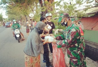 Keluarga besar Korem 073/Makutarama berbagi bingkisan, takjil dan nasi kotak, untuk sasaran yakni pantiasuhan Alittihad, pantiasuhan Arriayah, masyarakat pengguna jalan di kota Salatiga, alun-alun Pancasila, wilayah Pabelan Kabupaten Semarang serta di depan Markas Korem jalan Diponegoro No. 28 Salatiga, Jawa Tengah. Selasa (11/05/2021).