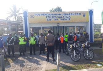 Babinsa Koramil 16/Tingkir Kodim 0714/Salatiga  yang di pimpin oleh Serma Sijan berserta 2 rekan Babinsa bergabung dalam Tim penyekatan arus mudik yang berlokasi di Exit Tol Tingkir Salatiga. Sabtu (15/05/2021)