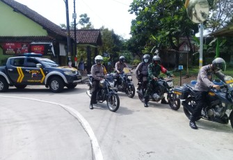 Koramil 16/Tingkir bersama Polsek Argomulyo melakukan patroli  antisipasi adanya warga yang menyalakan petasan, di wilayah Kecamatan Argomulyo, Salatiga. Kamis (20/05/2021)