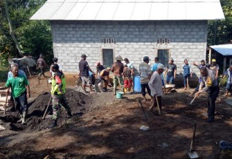 Babinsa dan Bhabinkamtibmas Desa Doplang Serka Rokhimin dan Aiptu Nasokha bantu warga binaannya saat melaksanakan kerja bhakti pembangunan Musholla Nurul Khasanah Dsn. Candi Rt 02/ Rw 05 Desa Doplang Kec. Bawen Kab. Semarang, Sabtu (22/05/2021)