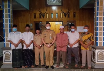 Bupati Kendal silaturahmi di kediaman Mbah Juarmat Desa Kalilumpang Kecamatan Patean pada hari Senin 24 Mei 2021.