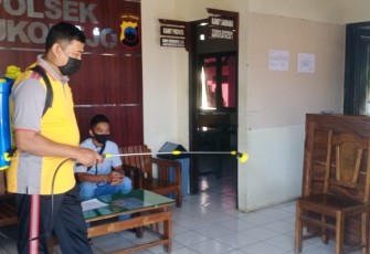 Anggota Polsek Sukorejo Semprotkan Desinfektan di Mapolsek pada hari Jum'at 28/5/2021. 