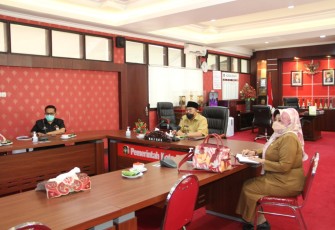 Walikota Santoso (tengah) Didampimgi Kepala Diskominfotik dan Plt Kepala Dinas Koperasi dan Usaha Mikro Ikuti Zoom Meeting