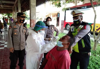 Polda Sumut Gelar Rapid Test Gratis Bagi Penumpang Bus di Bandar Kajum