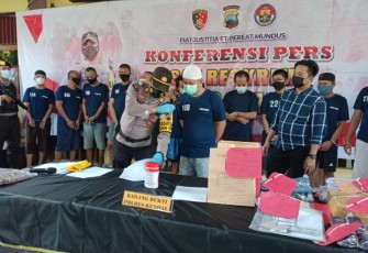 Polres Kendal menggelar konfrensi Pers di depan Lobi Mapolres Kendal pada hari Senin, 17/5/2021 dalam kasus penggelapan mobil L 300.
