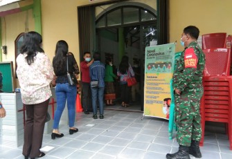 Babinsa Koramil Ngabang Pantau Penerapan Prokes Saat Kebaktian di Gereja