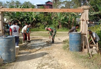 Babinsa Koramil 1206 - 05/Embaloh Hulu Bantu Warga Dirikan Gapura
