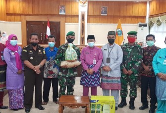 Pasi Ter Kodim 1201/Mph Dampingi Pemkab Serahkan Sarana Pertanian Kepada Satgas Mekanis 643/ Wanara Sakti