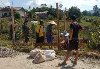 Babinsa  Puring Kencana ajak warga Desa Sungai Mawang Bangun Pos Siaga Covid-19 Skala Mikro