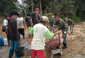Babinsa Koramil /Mph Hulu,Gotong Royong Penyaluran Air Bersih