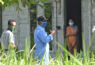 Kepala Desa Lancangkuning Bantu Kebutuhan Warga yang Isolasi Mandiri Karena Covid-19 