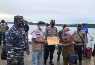 Polres Lingga Bersama TNI Kawal Kedatangan Vaksin Covid-19