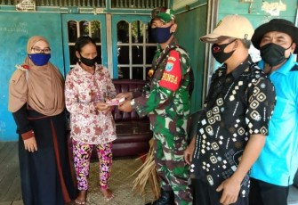 CEGAH PENYEBARAN COVID19, BABINSA KORAMIL 12/KALIS BAGIKAN BLT DD SECARA DOOR TO DOOR