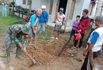 Wujudkan Lingkungan Yang Bersih, Babinsa Koramil 17/Silat Hulu, Bersama Perangkat Desa Bangun Saluran Drainase.