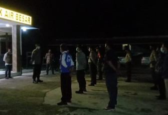 Sinergitas TNI-Polri, Patroli Malam Sosialisasikan Prokes dan PPKM