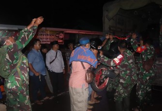 Babinsa 1206-12/Manday Sigap Dalam Memberi Bantuan Warga Yang Terdampak Banjir