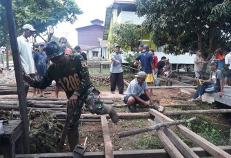 Kebersamaan Babinsa Koramil 1206-15/Suhaid Melaksanakan Karya Bakti Bantu Warga Bangun Rumah