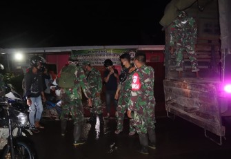 Babinsa 1206-12/Manday Bantu Evakuasi Warga Yang Terdampak Banjir