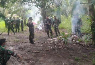 Personil Kodim 1206/PSB Melaksanakan Pembersihan Pangkalan Di Sekitaran Makodim 1206/PSB