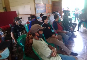 Babinsa Menjalin Laksanakan Komsos dengan Masyarakat di Desa Binaan