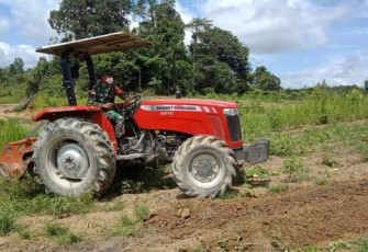 Babinsa 1206-04/Badau Bantu Masyarakat Siapkan Lahan 