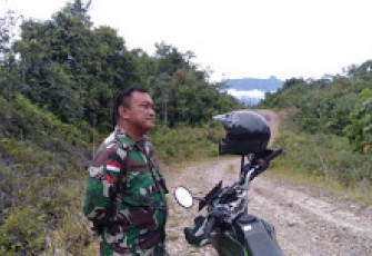 Perjuangan Babinsa Kalis Lewati Medan Sulit Demi Mengetahui Kondisi Warga di Desa Binaanya