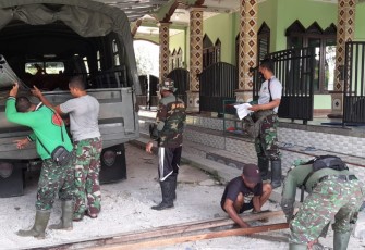 Koramil 1016-03/Sepang Turunkan Material Pembangunan Masjid