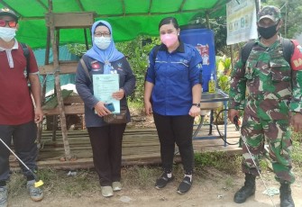 Babinsa Sebadu dan Pemerintah Desa Melaksanakan Penyemprotan Disinfektan