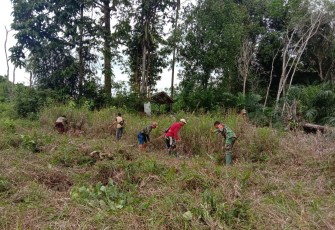 Tingkatkan Budaya Gotong Royong, TNI dan Warga Bersihkan Makam