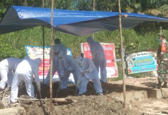 Dampingi Pemakaman Pasien Covid-19, Babinsa Himbau Warga Untuk Tidak Mendekat
