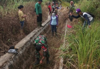 Babinsa dan Warga Tanjam Gotong Royong Bersihkan Saluran Irigasi 
