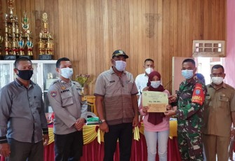 Babinsa Negeri Baru Dampingi Penyaluran BLT DD