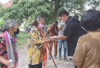 Bupati Samosir Vandiko T Gultom menyerahkan BLT kepada warga
