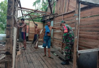 Babinsa Kodim 1201/Mph Rehab Rumah Seorang Nenek di Sungai Pinyuh 