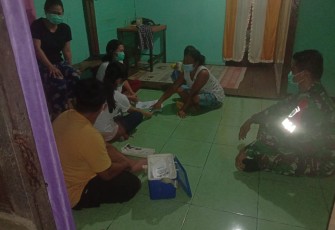 Babinsa Air Besar Dampingi Petugas Puskesmas Lakukan Tes Swab PCR