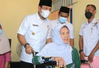 Dijenguk Wawali Dedy, Warga Lumpuh Dapat Suprise Kursi Roda