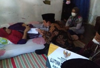 Wawali Dedy Wahyudi Besuk Warga Sakit,  Beri Jadup, Kursi Roda dan Doakan agar Cepat Sembuh