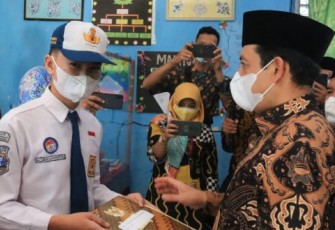 Wakil Walikota Bengkulu Dedy Wahyudi melepas perpisahan siswa-siswi kelas IX Sekolah Menengah Pertama (SMP) se-Kota Bengkulu yang diwakilkan beberapa siswa-siswi berprestasi di Kota Bengkulu.