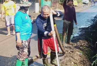 Kolonel Inf Jefson Marisano Dansektor 7 Satgas Citarum Harum, meninjau kegiatan Karya Bakti yang dilakukan Sub Andir bersama warga masyarakat setempat di RW 09 Kampung Cigosol Kelurahan Andir Kecamatan Baleendah Kabupaten Bandung, Jumat (4/6/2021).
