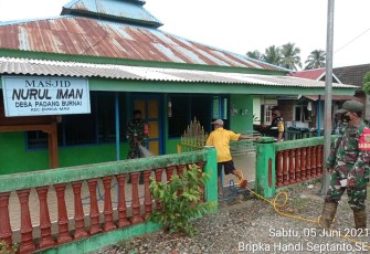 Desa Padang Burnai Semprotkan Desinfektan di Fasilitas Umum 