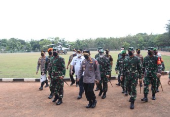 Panglima TNI Marsekal TNI Dr. Hadi Tjahjanto, S.I.P bersama Kapolri Jenderal Polisi Listyo Sigit Prabowo, M.Si, Kepala BNPB Ganip Warsito dan Kabaharkam Polri Komjen Arief Sulistyanto beserta rombongan tiba di wilayah Kabupaten Blora Jawa Tengah, Sabtu, (05/06/2021).