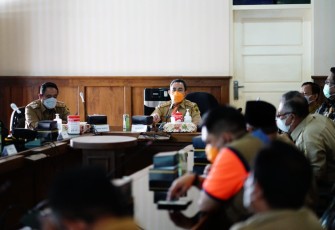 Bupati Haryanto pimpin rapat evaluasi