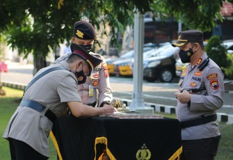Polres Kendal laksanakan upacara Sertijab untuk beberapa Kapolsek yang dilaksanakan di halaman Mapolres Kendal pada hari Senin 7/6/2021.