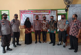 Kapolsek Pegandon bersama para Kanit foto bersama dengan Pemdes saat monitoring PPKM